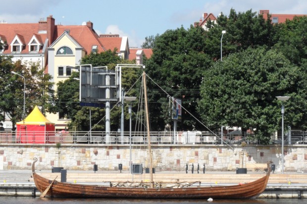 Łódź wikingów przy Bulwarze Piastowskim. 