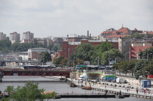 Szersze ujęcie na Bulwar Piastowski, Most Długi i most pontonowy. 