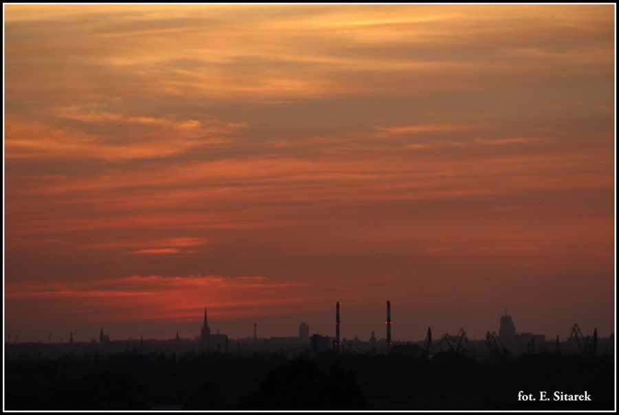 Zachód słońca na prawobrzeżu, w tle charakterystyczne punkty Szczecina autor zdjęcia: Ewa Sitarek
