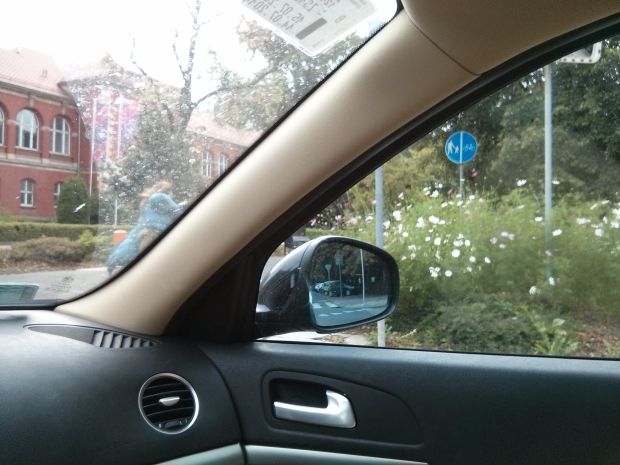 Zdjęcie przedstawiające niebezpieczną sytuację przy ścieżce rowerowej na Niedziałkowskiego